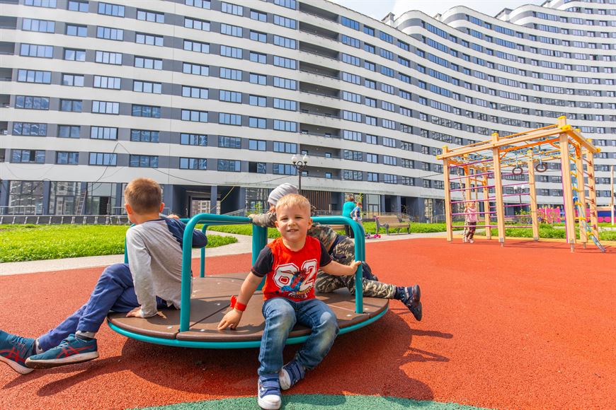 Во дворах домов обустраиваются безопасные детские и спортивные площадки с современным оборудованием