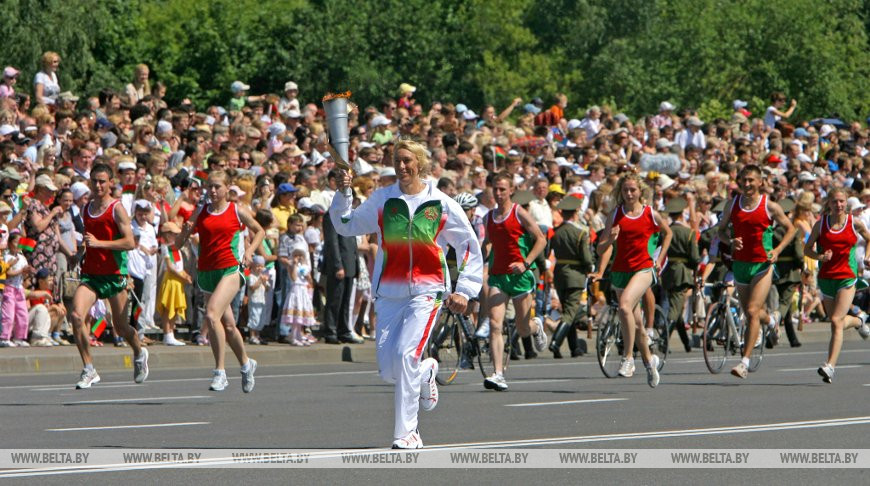 Более 7 тыс. человек участвовали в молодежно-спортивном шествии в День Независимости в Минске в 2008 году