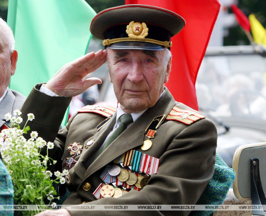 Во время торжеств в Гомеле, посвященных 60-летию освобождения Беларуси, 2004 год