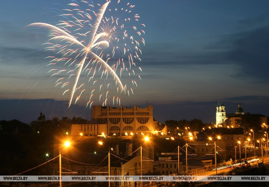 Праздничный салют в небе над Минском 3 июля 2004 года