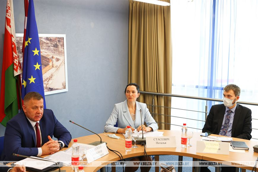 Александр Худолеев, координатор проектов Представительства Европейского союза в Республике Беларусь Наталья Стасевич и второй секретарь посольства Латвии в Республики Беларусь Мартиньш Тетерис Александр Худолеев, координатор проектов Представительства Европейского союза в Республике Беларусь Наталья Стасевич и второй секретарь посольства Латвии в Республики Беларусь Мартиньш Тетерис