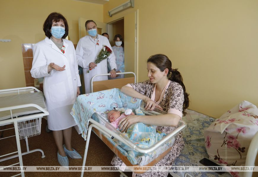 Наталья Кочанова во время посещения РНПЦ "Мать и дитя"