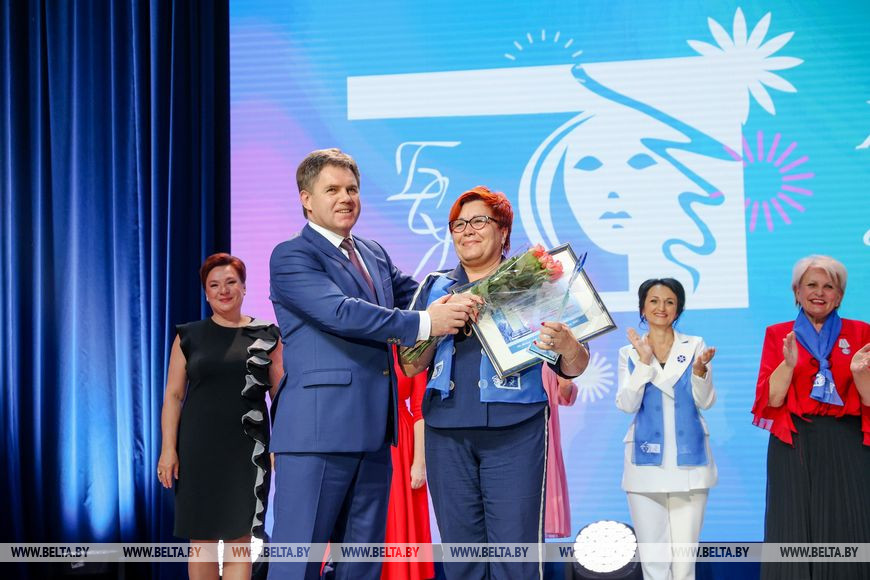 Награда вручена начальнику отдела идеологической работы и по делам молодежи Пинского горисполкома, председателю Пинской городской организации ОО "Белорусский союз женщин" Валентине Кулак в номинации "Лидер Белорусского союза женщин"