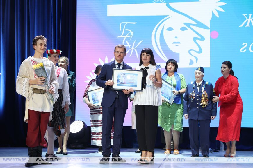 Заместитель главы Администрации Президента Андрей Кунцевич награждает главного редактора производственного коммунального унитарного предприятия "Солигорский телевизионный канал" Зою Михновец в номинации "Духовность и культура"