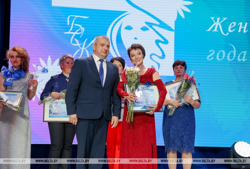 Министр сельского хозяйства и продовольствия Иван Крупко награждает хозяйку агроусадьбы "Гаенскiя вытокi" Наталью Селях в номинации "Хозяйка села"