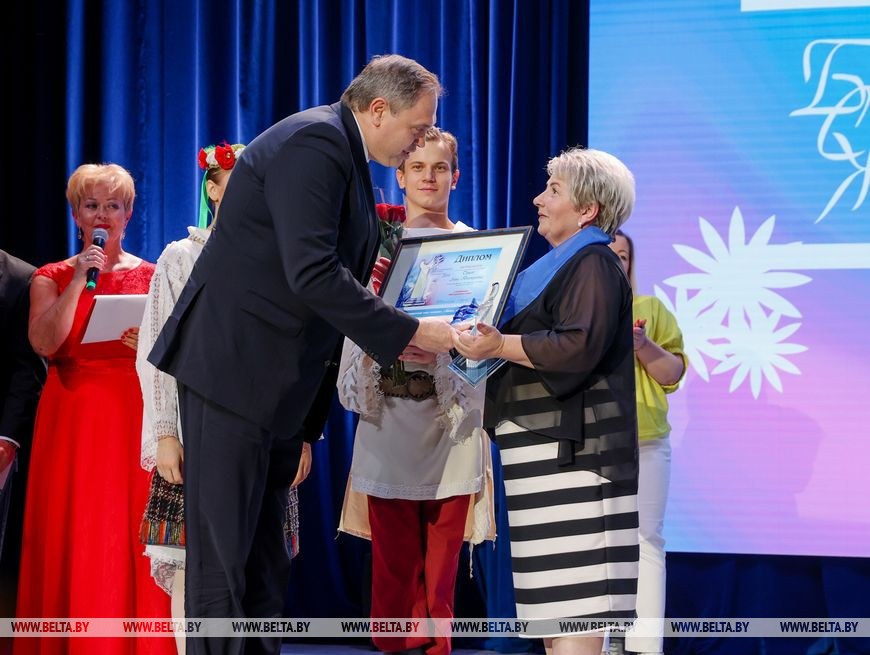 Министр здравоохранения Владимир Караник награждает мастера цеха филиала ОАО "Берестейский пекарь" Столинского хлебозавода, мать шестерых детей Анну Сущик в номинации "Материнская слава"