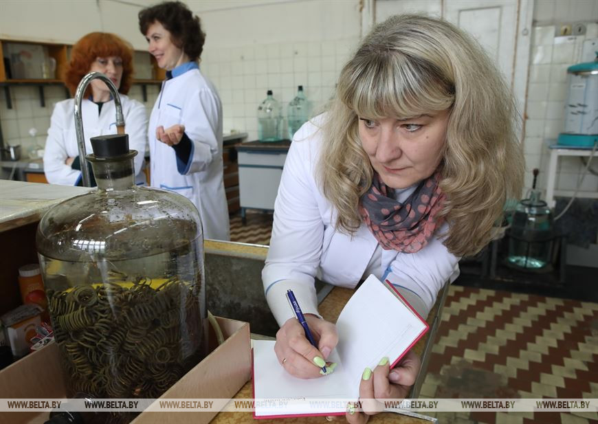 Заместитель начальника лаборатории Наталья Кондратюк во время приготовления медно-аммиачного раствора