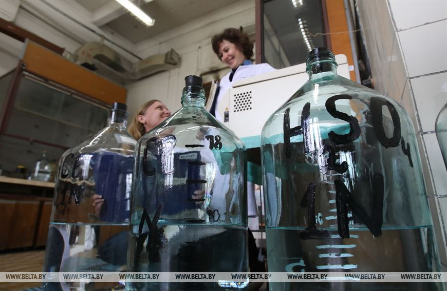 Химики-лаборанты Светлана Кочкина и Ольга Рогова во время приготовления растворов в препараторской лаборатории