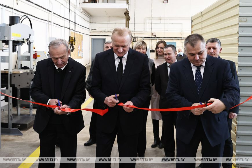 Директор Физико-технического института НАН Виталий Залесский, председатель президиума НАН Беларуси Владимир Гусаков и академик-секретарь отделения физико-технических наук НАН Александр Ласковнев Директор Физико-технического института НАН Виталий Залесский, председатель президиума НАН Беларуси Владимир Гусаков и академик-секретарь отделения физико-технических наук НАН Александр Ласковнев