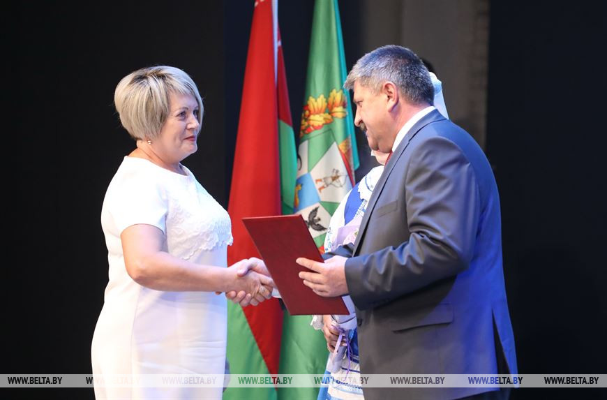 Председатель Гомельского облисполкома Геннадий Соловей вручает награду Людмиле Демидовой