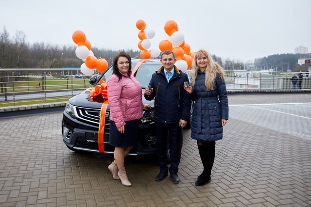 Ключи от автомобиля вручены первому победителю рекламной игры "Тачка за заначку!" Ключи от автомобиля вручены первому победителю рекламной игры "Тачка за заначку!"