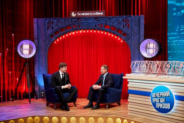 Традиционно в студии "Вечерний ураган призов" ведущий шоу Георгий Колдун проводит интервью с победителями рекламных игр Белагропромбанка Традиционно в студии "Вечерний ураган призов" ведущий шоу Георгий Колдун проводит интервью с победителями рекламных игр Белагропромбанка