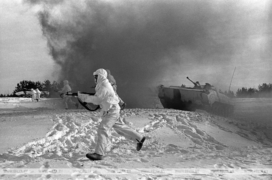 Район учений "Березина". Атакуют мотострелки, февраль 1978 года.