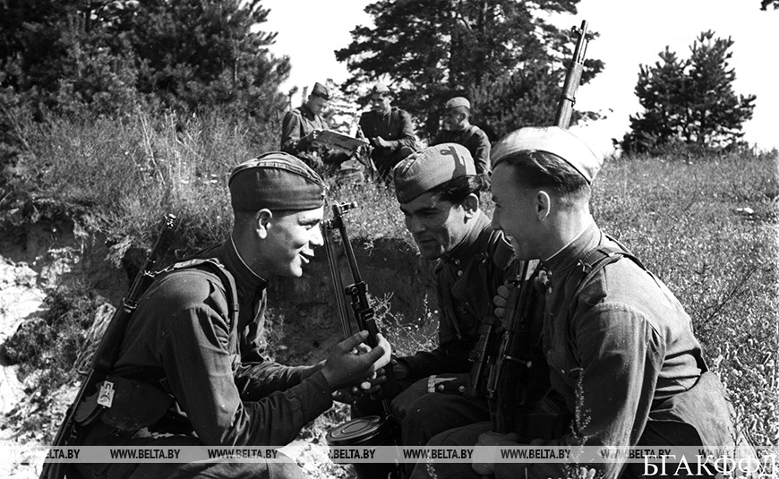 Воины-комсомольцы БВО старший сержант Чекарев В., ефрейтор Шайманов С. И отличный снайпер - рядовой Кулак Н. во время полевых занятий, 1960 год