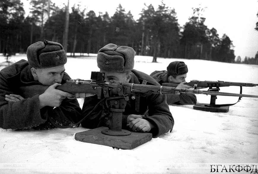 Отличники боевой и политической подготовки на занятиях по стрельбе, 1952 год