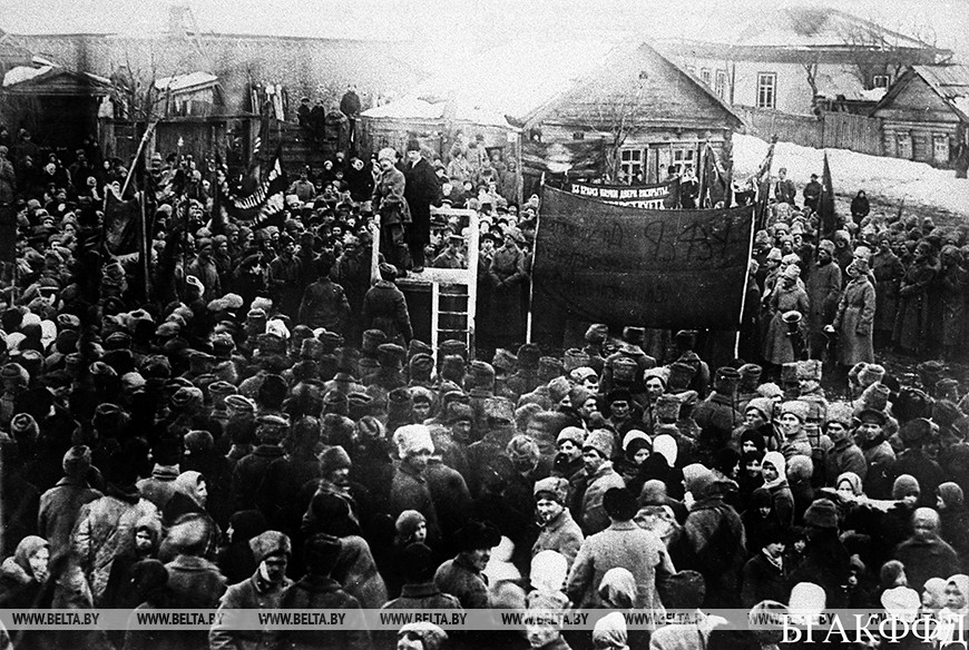 Празднование 1-й годовщины Красной Армии в г. Быхове, 23 февраля 1919 года. Репродукция.