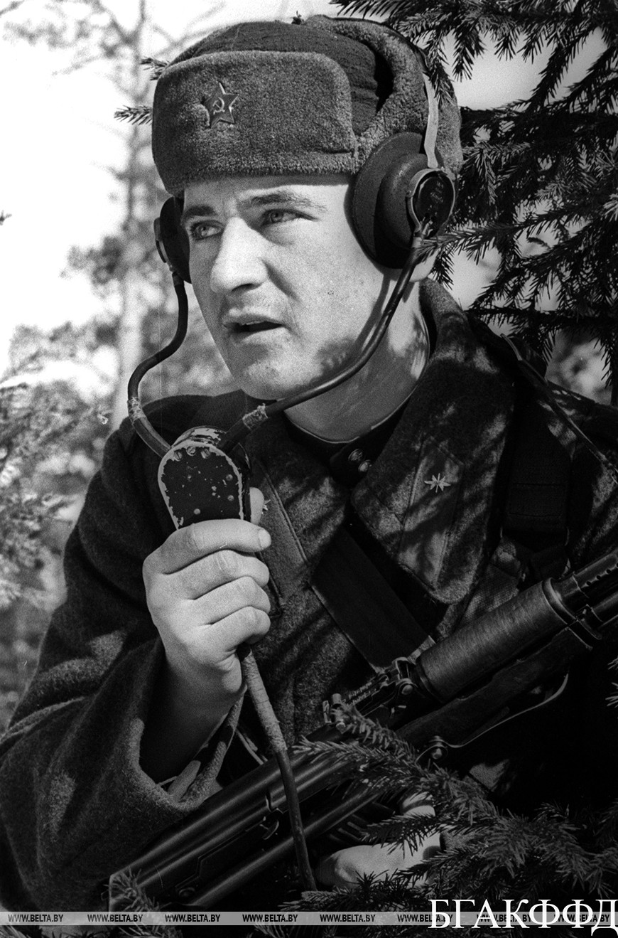 Отличник боевой и политической подготовки Н-ского подразделения БВО комсомолец Стацевич И. на полевых занятиях, 1961 год