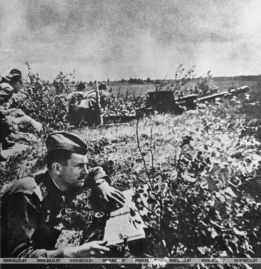 На огневой позиции батареи старшего лейтенанта А.Смирнова, июнь 1944 года