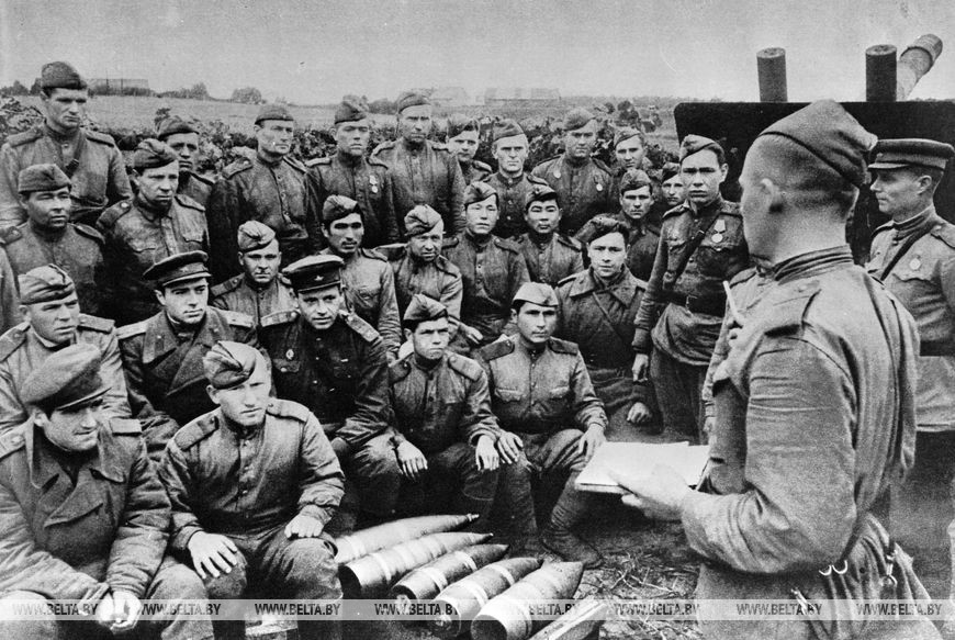 Второй Прибалтийский фронт. Партийное собрание батареи проводит парторг сержант Н. Муравьев, октябрь 1943 года. Фоторепродукция БелТА