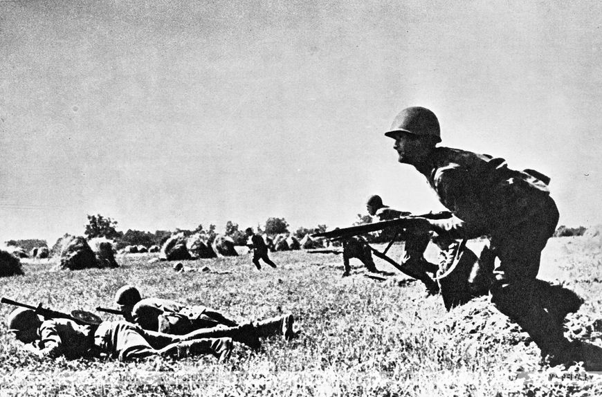 Воины поднимаются в атаку, июнь 1943 года. Фоторепродукция БелТА