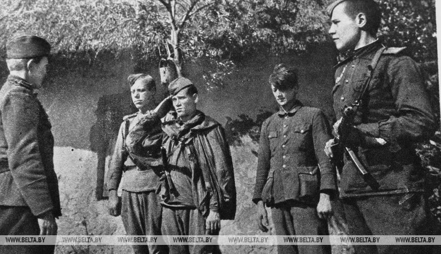 Разведчики привели "языка", июнь 1944 года