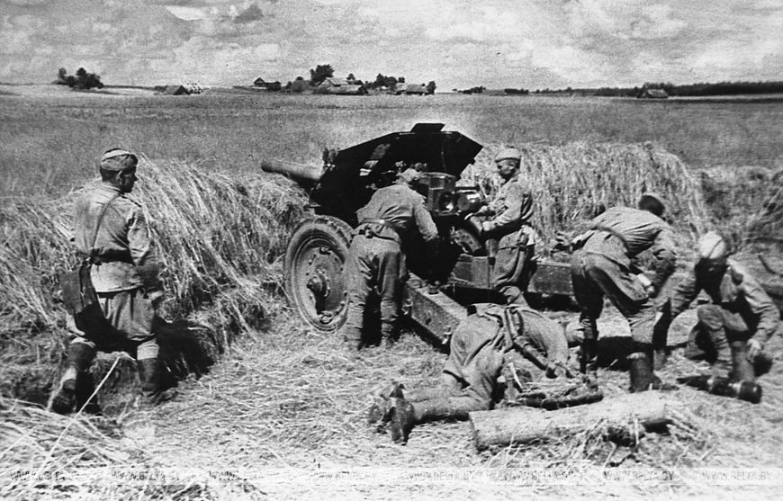 3-й Белорусский фронт. Гаубицы бьют прямой наводкой по вражеским танкам, июнь 1944 года