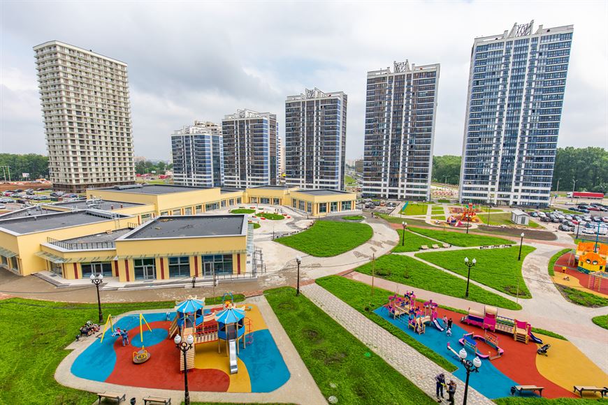 Во дворах расположены спортивные и детские площадки со специальным покрытием Во дворах расположены спортивные и детские площадки со специальным покрытием