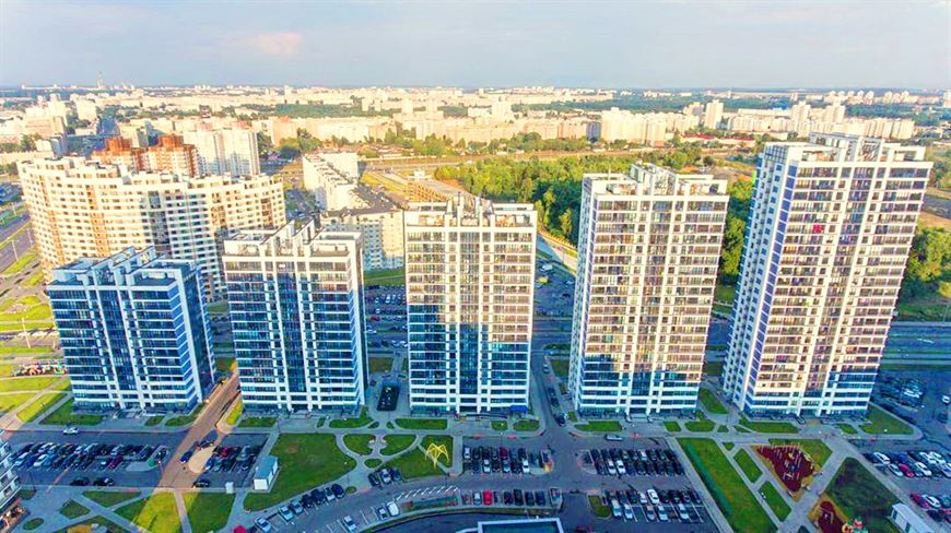 У каждого дома есть удобные места для парковки автомобилей У каждого дома есть удобные места для парковки автомобилей