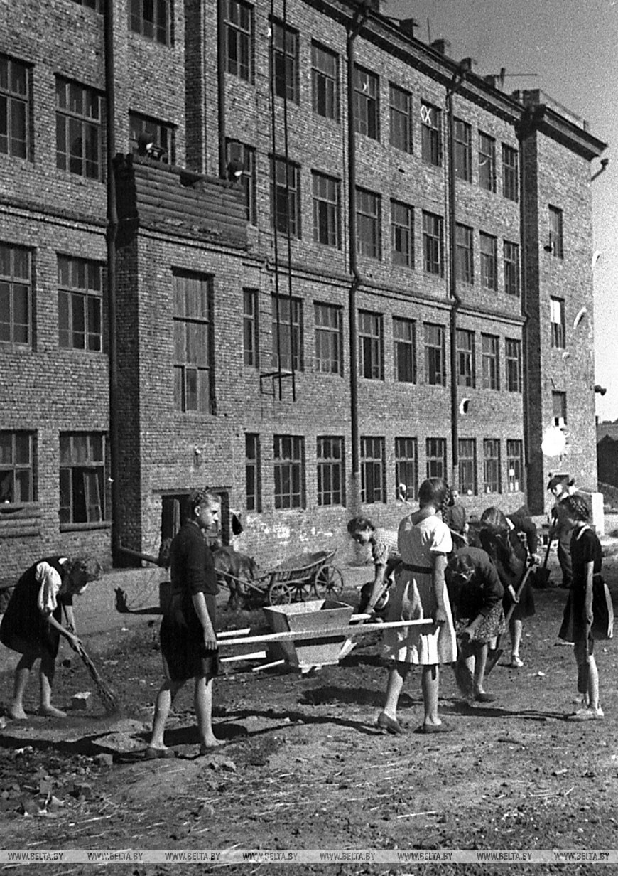 Минск. Учащиеся города на уборке школьного двора, 1944 год