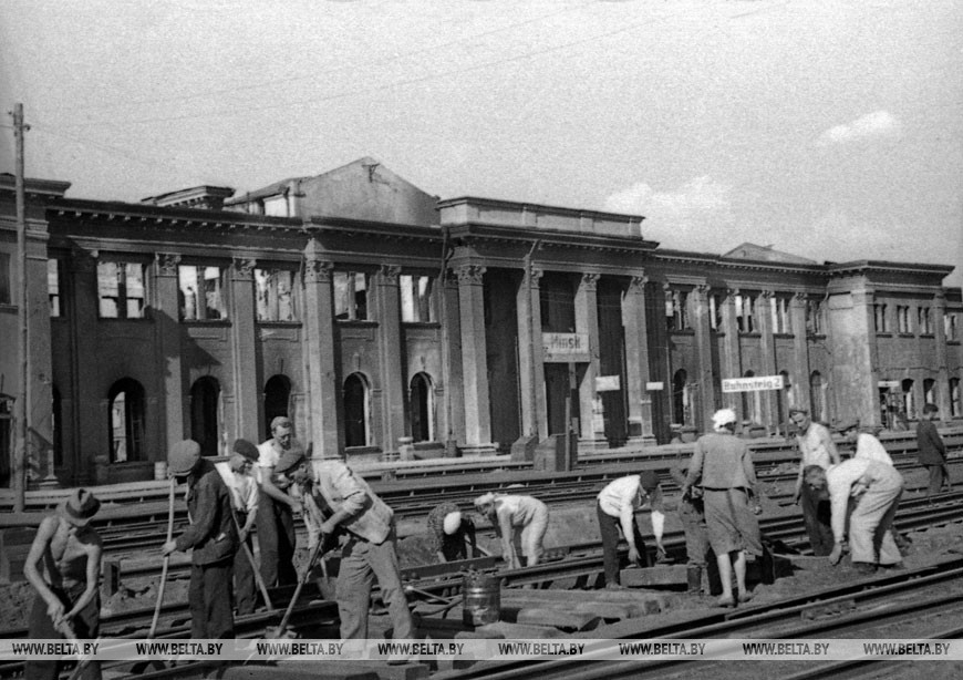 Здание вокзала. Минчане на восстановлении железнодорожных путей, 1944 год