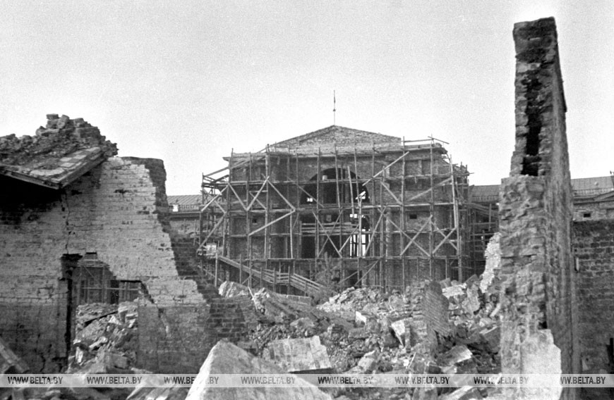 Гомель. Железнодорожный вокзал, разрушенный гитлеровцами, в период восстановительных работ