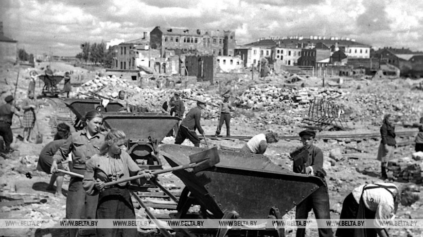 Минчане на разборке развалин по улице Советской (ныне проспект Скорины), 1944 год