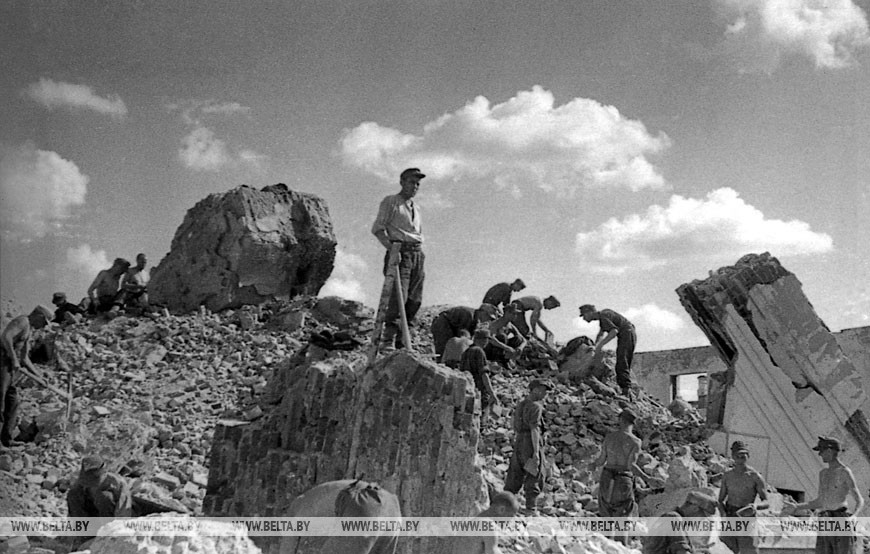 Немецкие пленные на расчистке руин на Советской улице в Минске, 1944 год