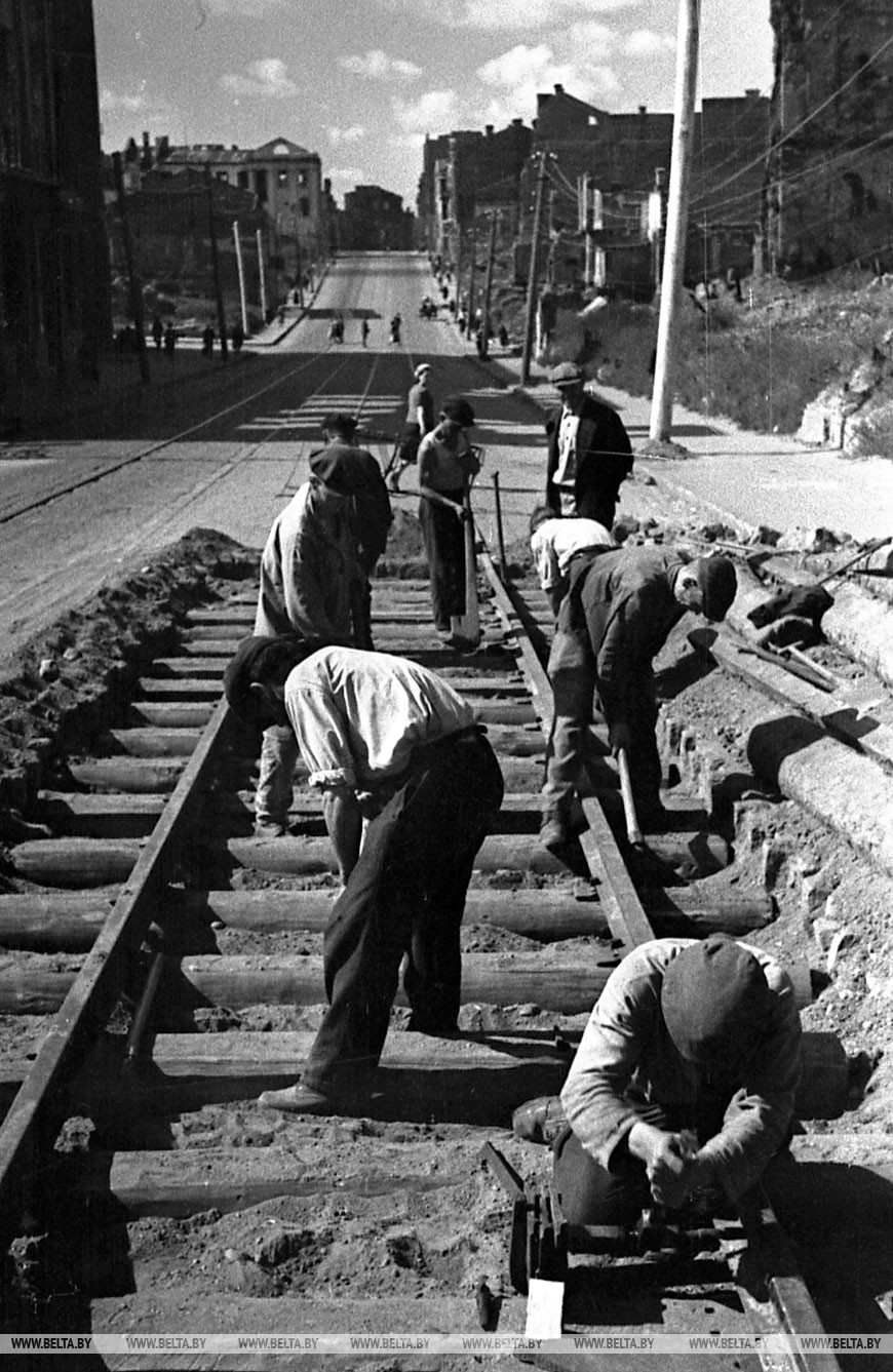 Минск. Рабочие трамвайного парка восстанавливают пути на Советской улице, 1944 год