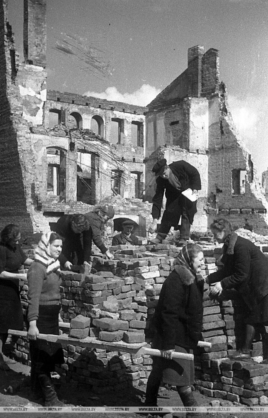 Минчане на работе по восстановлению Советской улицы, 1945 год