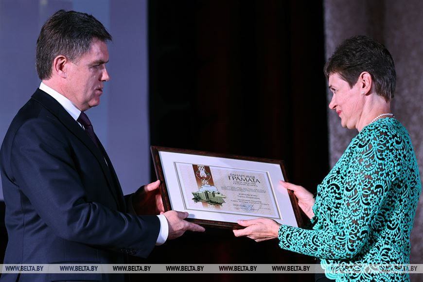 Заместитель премьер-министра Игорь Петришенко во время вручения грамот Заместитель премьер-министра Игорь Петришенко во время вручения грамот