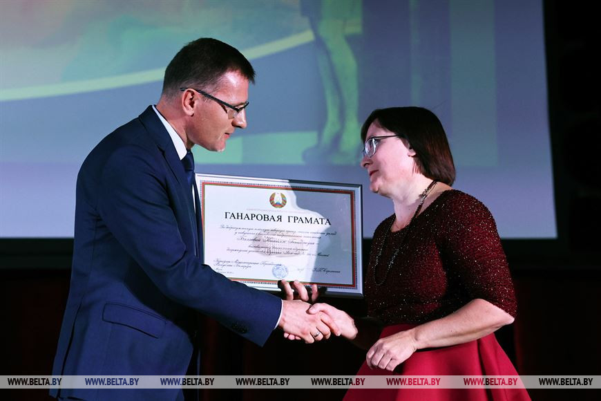 Заместитель главы Администрации Президента Андрей Кунцевич во время вручения грамот Заместитель главы Администрации Президента Андрей Кунцевич во время вручения грамот