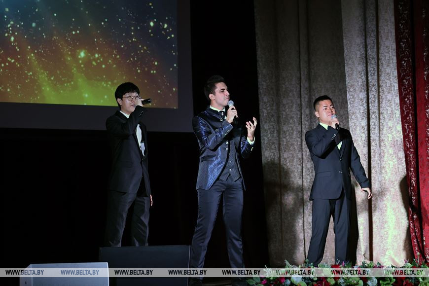 Во время праздничного концерта Во время праздничного концерта