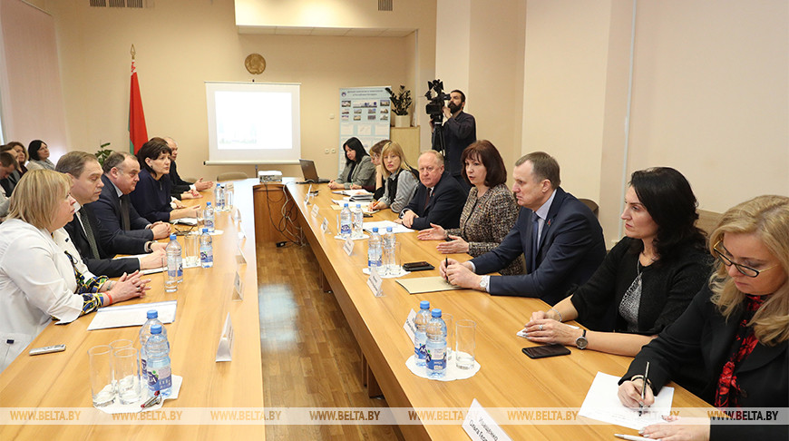 Наталья Кочанова и члены Совета Республики во время посещения РНПЦ детской онкологии, гематологии и иммунологии