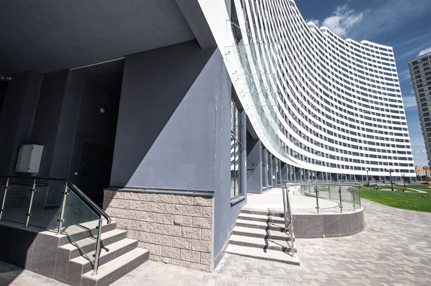 Весь первый этаж в доме "Эмиратс Волна" – это коммерческие помещения Весь первый этаж в доме "Эмиратс Волна" – это коммерческие помещения