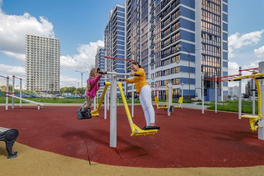 Спортивные и детские площадки со специальным покрытием есть у каждого дома Спортивные и детские площадки со специальным покрытием есть у каждого дома