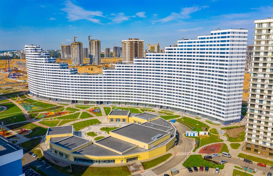 Торговый центр во дворе дома "Эмиратс Волна" Торговый центр во дворе дома "Эмиратс Волна"