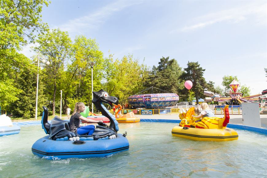 Жители комплекса в любой момент могут прогуляться по аллеям парка, а для детей — многочисленные аттракционы и Детская железная дорога