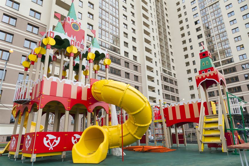 Баскетбольный корт и детская площадка в комплексе "Парк Челюскинцев"