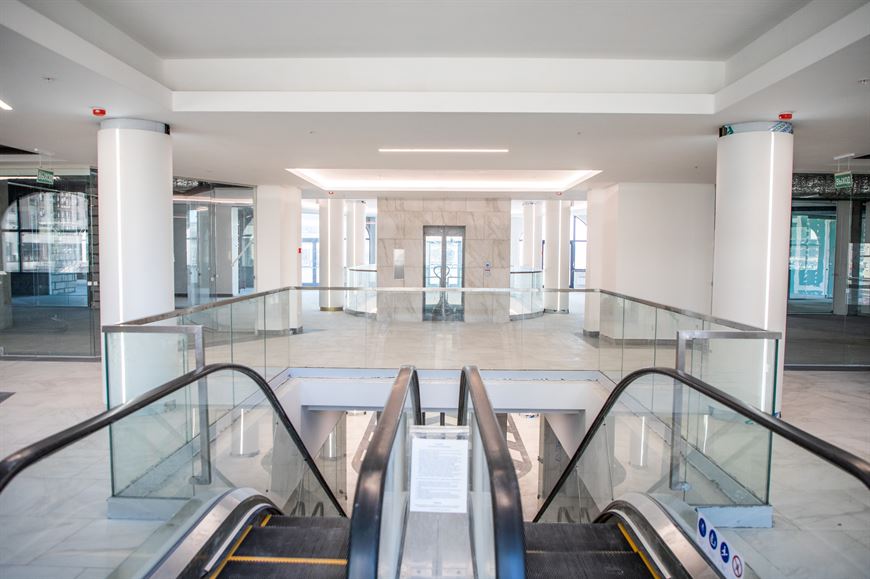 Двухэтажный торговый центр в стилобате дома <a href="https://bir.by/page/real-estate/mm/object/dom-5/" target="_blank">"Микеланджело"</a>