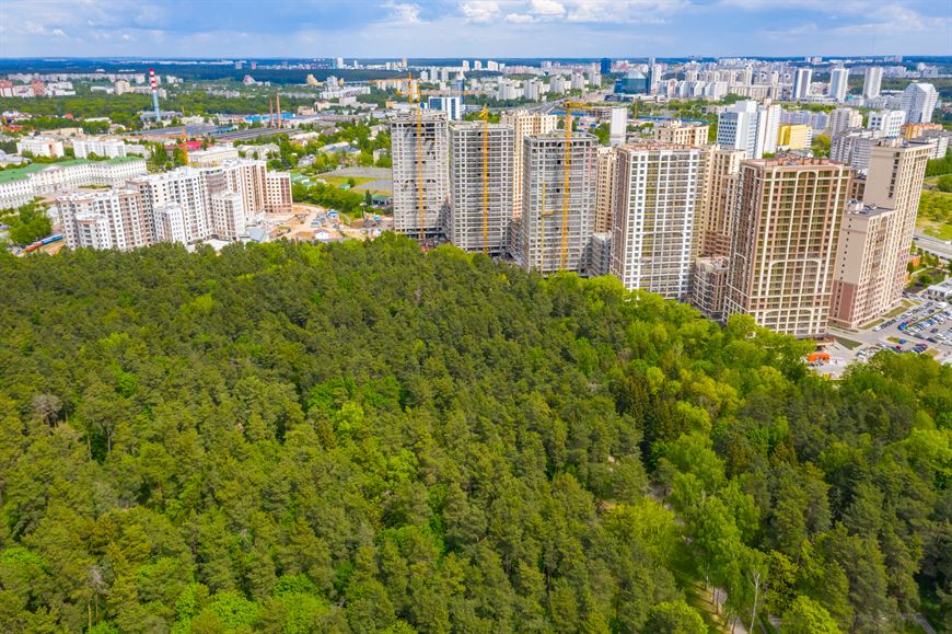 Дом №7 расположен в первой линии комплекса от границ парка, в глубине комплекса