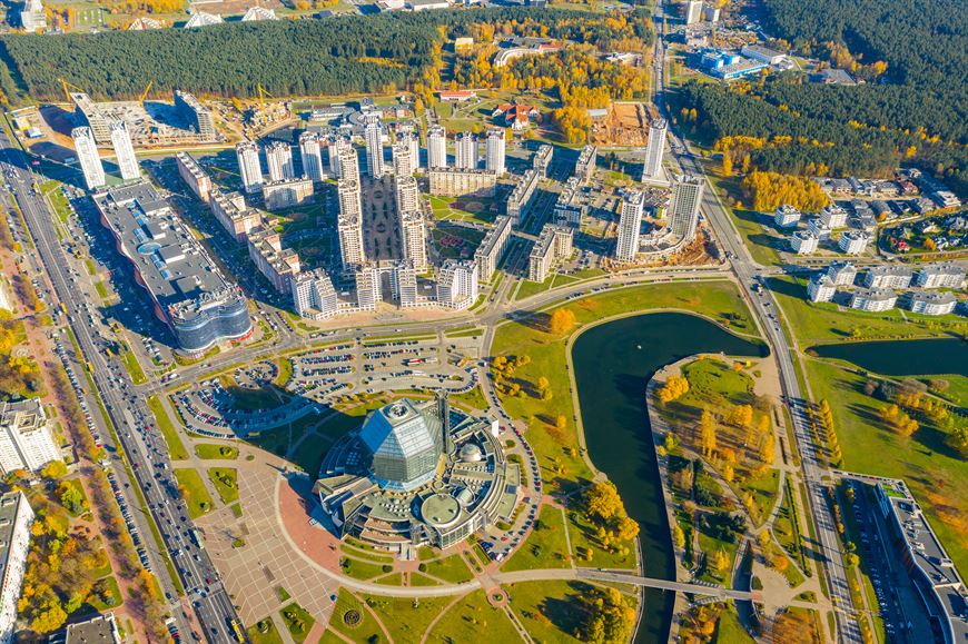 Лесопарковая зона и набережная Слепянской водной системы расположены в нескольких шагах от комплекса "Маяк Минска"
