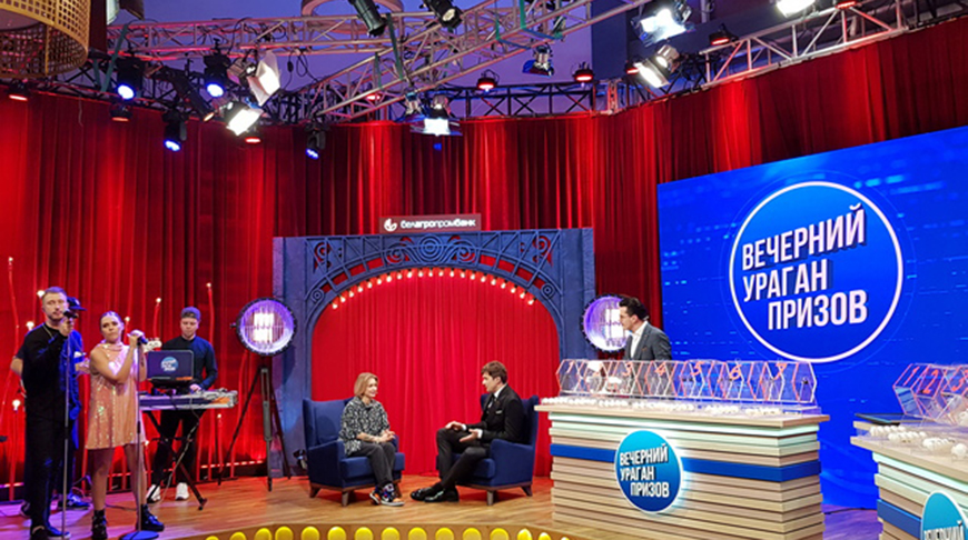 На четвертый розыгрыш рекламной игры "Заработай на заначке!" в студию "Вечерний ураган призов" была приглашена известная белорусская певица Зина Куприянович