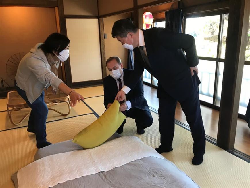 Посол Руслан Есин во время посещения японской гостиницы, где используются продукция из белорусского льна Посол Руслан Есин во время посещения японской гостиницы, где используются продукция из белорусского льна