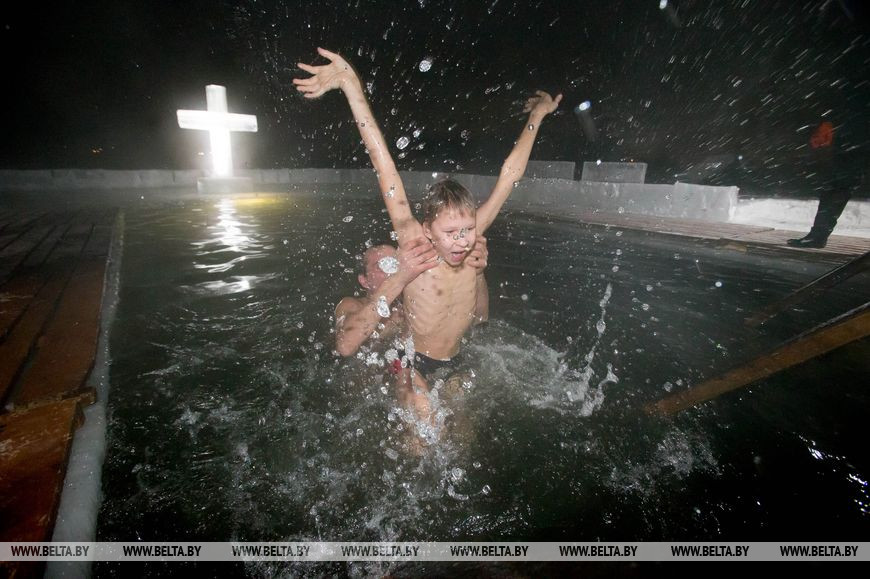 Сотрудники МЧС по традиции провели крещенское купание на Цнянском водохранилище. Фото Максима Гучека